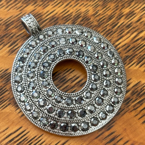Elegant Silver-Tone Circular Pendant - Picture 2 of 6